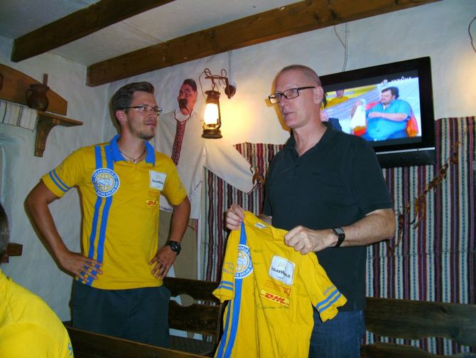 Übergabe eines Teamshirts als Dankeschön und Andenken durch Teamchef Tim Skerra an Generalkonsul Klaus Zillikens