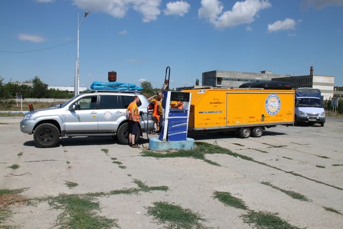 Tankstopp für die Begleitfahrzeuge