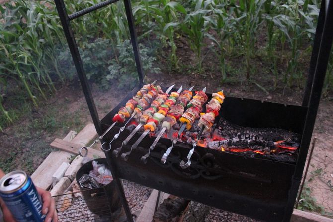 Am Abend leckere Grillspieße! Natürlich selbst gemacht.