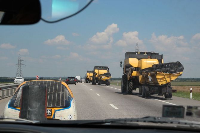 Auch sehr langsame Fahrzeuge trifft der GT. Hier beim Überholen von Landmaschinen.