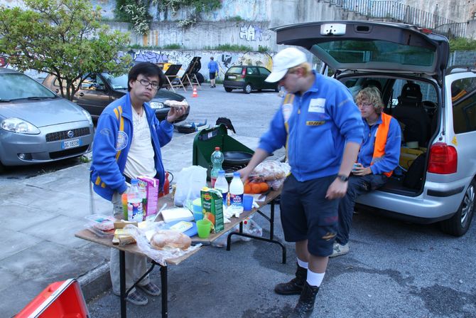 Frühstück ist angerichtet. Linh Hoang, Michael Scherer und Matthias Drossel lassen es sich schmecken