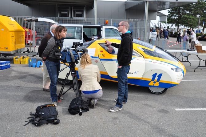 Tim Skerra im Interview mit dem überregionalen Fernsehen