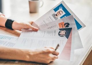 mehrere Lebensläufe gefächert in einer Hand