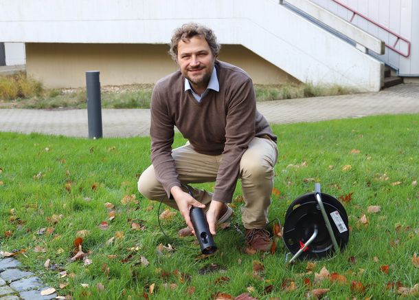 Mit einer Tiefensonde lernen die Studierenden zum Beispiel Temperaturmessungen in Bohrlöchern vorzunehmen. Prof. Dr. Bastian Welsch hält eine Tiefensonde in der Hand, mit der die Studierenden lernen zum Beispiel Temperaturmessungen in Bohrlöchern vorzunehmen.