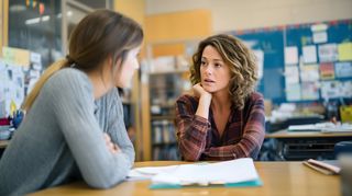 Zwei Frauen im Gespräch