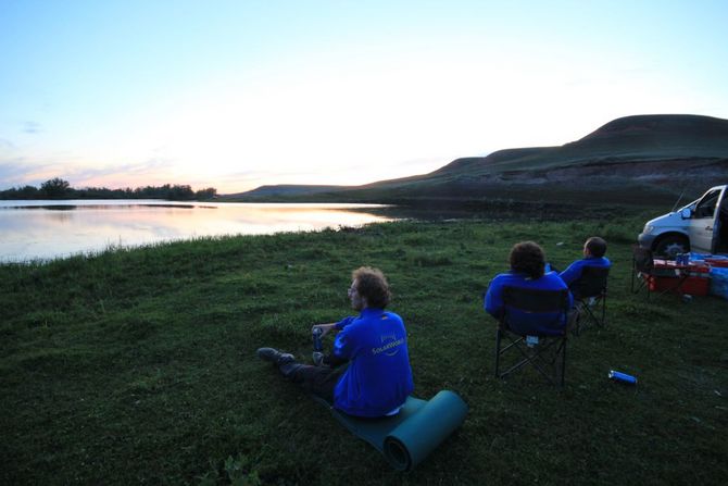 Genießen der Stimmung und Stille am Abend beim Sonnenuntergang