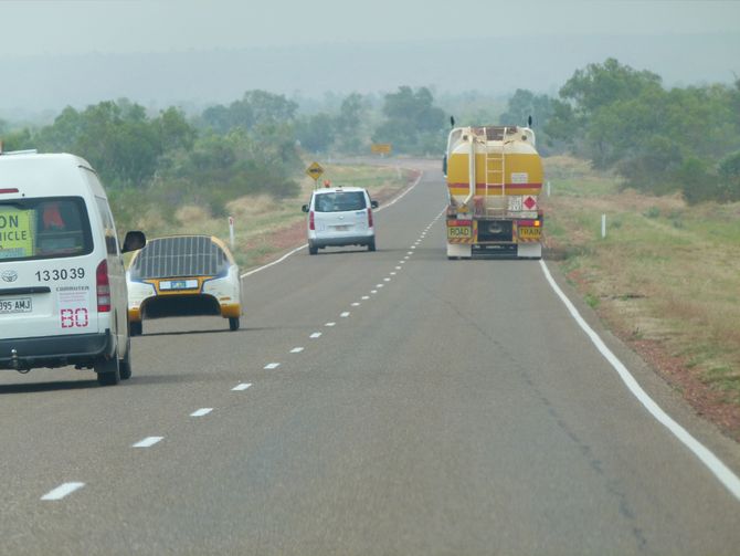 Tank-Roadtrain überholt