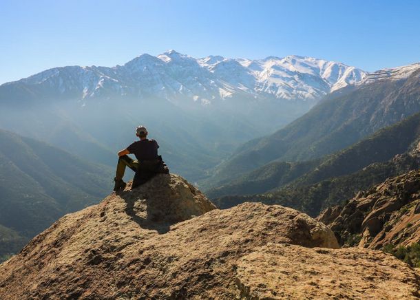 Oleksandr Medynets lernt in seiner Praxisphase in Chile das Land näher kennen, zum Beispiel das Andengebirge. Oleksandr Medynets blickt ins Andengebirge.