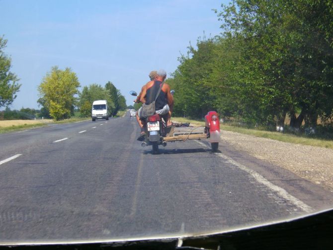 Abenteuerliche Fortbewegungsmittel sieht man auf ukrainischen Straßen