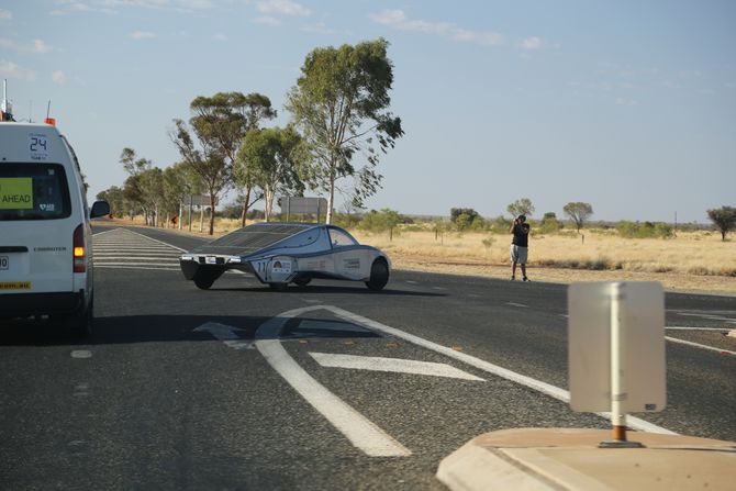 Am Flughafen von Alice Springs rechts ab…