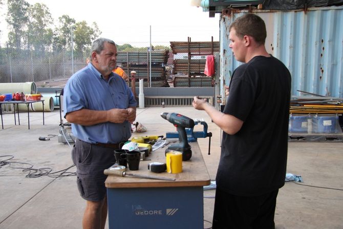 Richard Summerauer gibt wertvolle Tipps. Er hat die Werkstatt in Darwin organisiert.