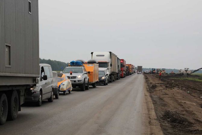 Die endlos lange Schlange vor der Baustelle