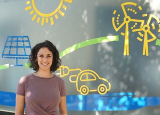 Joana Pires Heise vor dem Klimabüro der Stadt Königswinter. Ein Portraitbild von Joana Pires Heise. Sie steht vor dem Klimabüro der Stadt Königswinter.