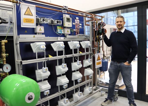 Die Studierenden beschäftigen sich auch mit der Integration von Onshore- und Offshore-Windparks, Photovoltaikanlagen und Solarthermie in Energienetze. Prof. Dr. Rath zeigt an einem Lehrstand, dass die Studierenden sich auch mit der Integration von Photovoltaikanlagen und Solarthermie in Energienetze beschäftigen.