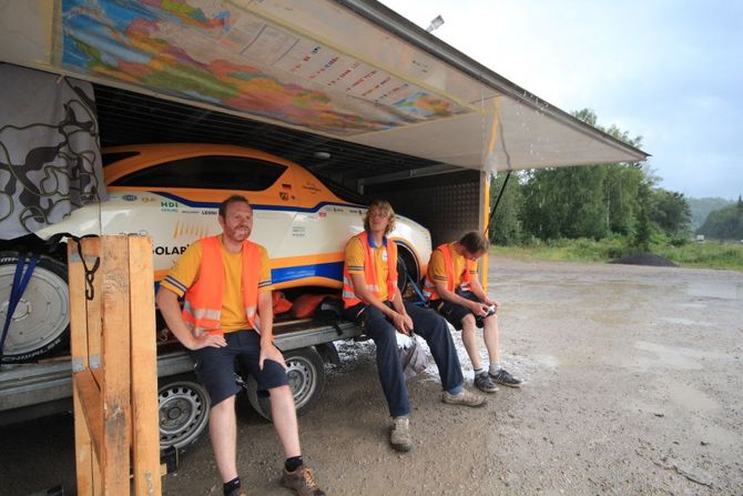 Hoffen auf besseres Wetter: Matthias Wiemers, Matthias Drossel und Sven Henneke vor dem beriets verladenen GT