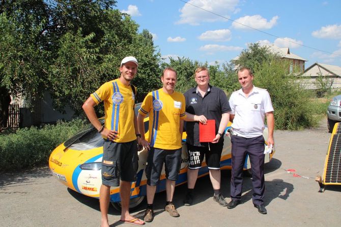 Tim Skerra, Matthias Wiemers, Johannes Ruban und ein Polizist (v.l.n.r.)