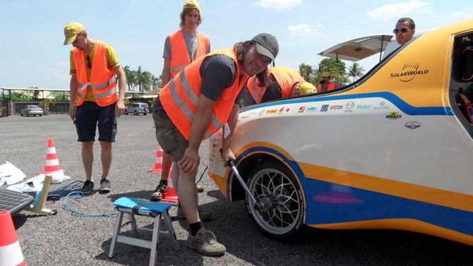 Stefan Benninghoff prüft das Anzugsmoment der Radmutter