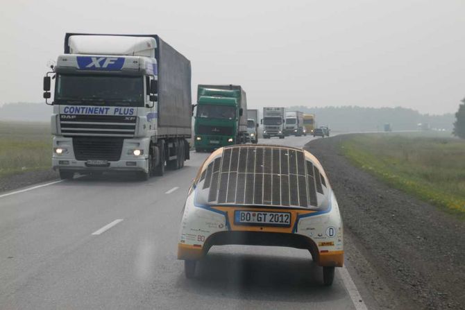 Auf der Fernstraße nach Omsk. Der Dunst durch Waldbrände schränkt die Sicht ein