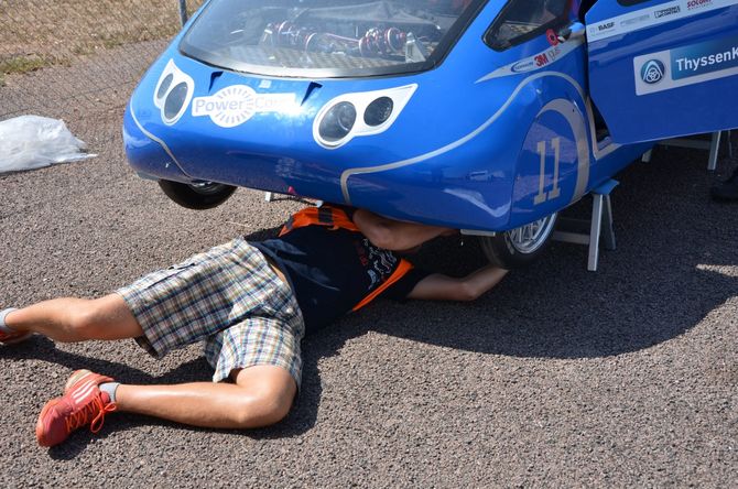 Voller Körpereinsatz von Bastian Glimpel beim Prüfen der Fahrwerke