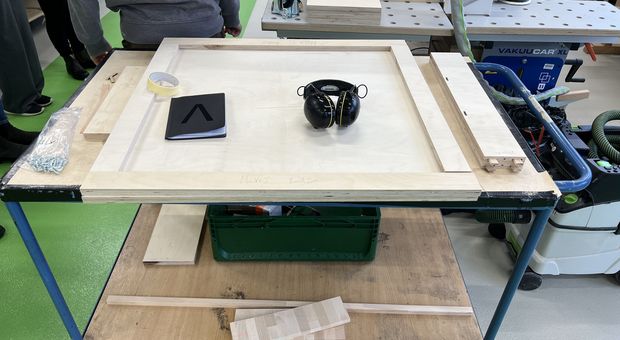 Anfang, Holzplatte auf Tisch