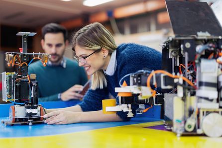 Studentin arbeitet an Technik