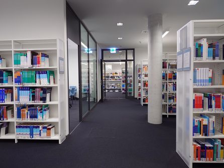 Foto Fachbibliothek Gesundheit: Blick durch den Gang entlang der Bibliotheksregale 