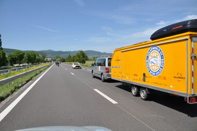 Damit es jeder sehen kann. Die neuen großen Labels auf dem Anhänger des Teams kündigen die Welttour an.