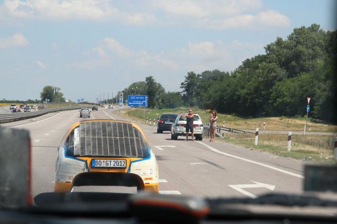 Überall erregt der GT Aufsehen. Anhaltende Fahrzeuge wie hier sind ganz normal