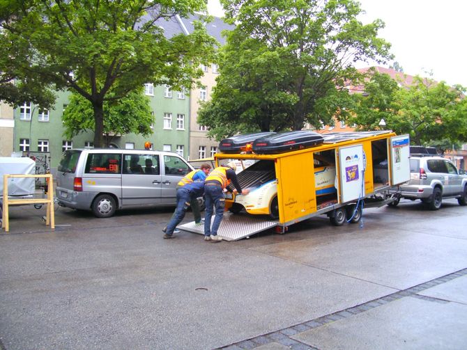 Schnell den Wagen verladen, dann geht es ins Hotel