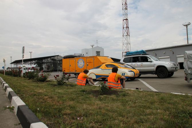 Warten an der Grenze. Viele Papiere müssen ausgefüllt werden