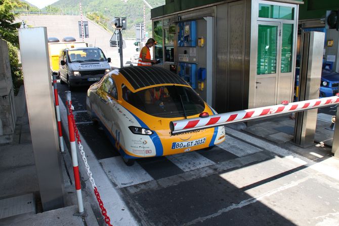 Einmal Maut bitte. Auch das SolarCar muss hier zahlen