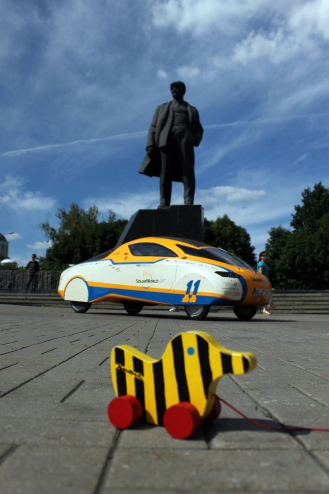 Das SolarCar und die Tigerente unter der Lenin-Statue