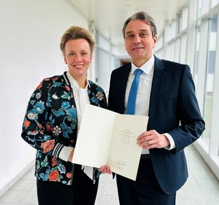 Wissenschaftsministerin Ina Brandes und Hochschulkanzler Markus Hinsenkamp bei der Urkundenübergabe.