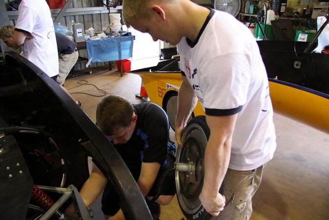 (IV) Test der Mechanik-Boxencrew: Zusammenbau in Rekordzeit