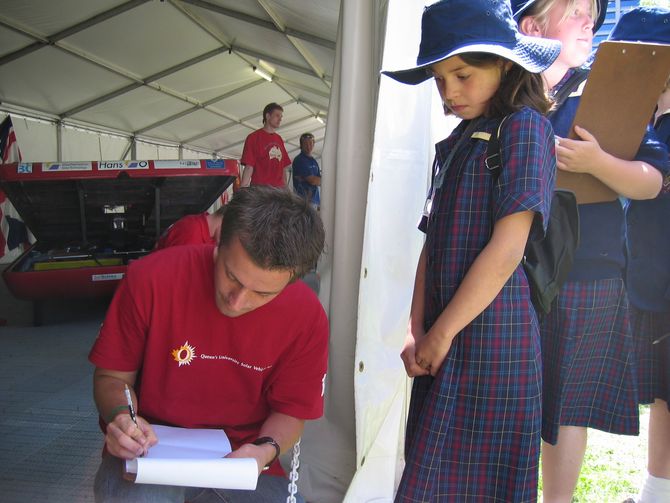 Autogramme von Solarcar-Fahrern sind begehrt