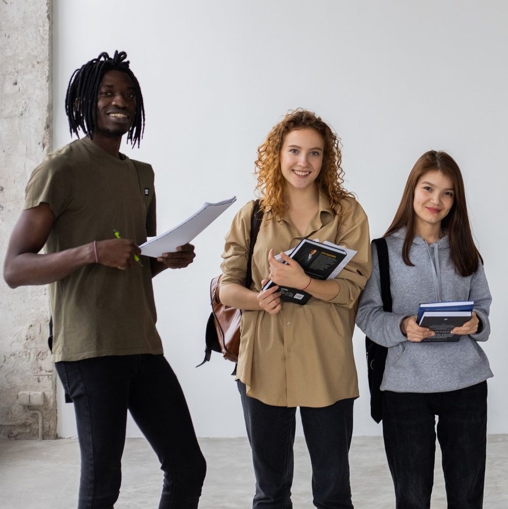 Zwei Studentinnen, ein Student