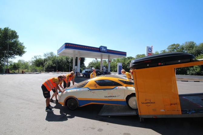 Ausladen des Sonnenwagens an einer Tankstelle