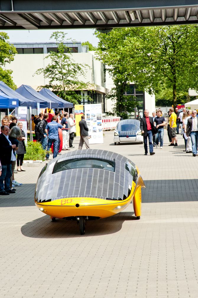 Auftakt der Show: SolarWorld No. 1 und der BOcrusier fahren vor