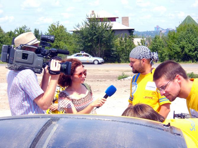 Schon vor der Stadt warten die Medienvertreter